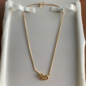 Avon Gold Tone Knot necklace approx. 15”